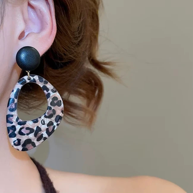 Boucles d’oreilles résine léopard reflets argentés