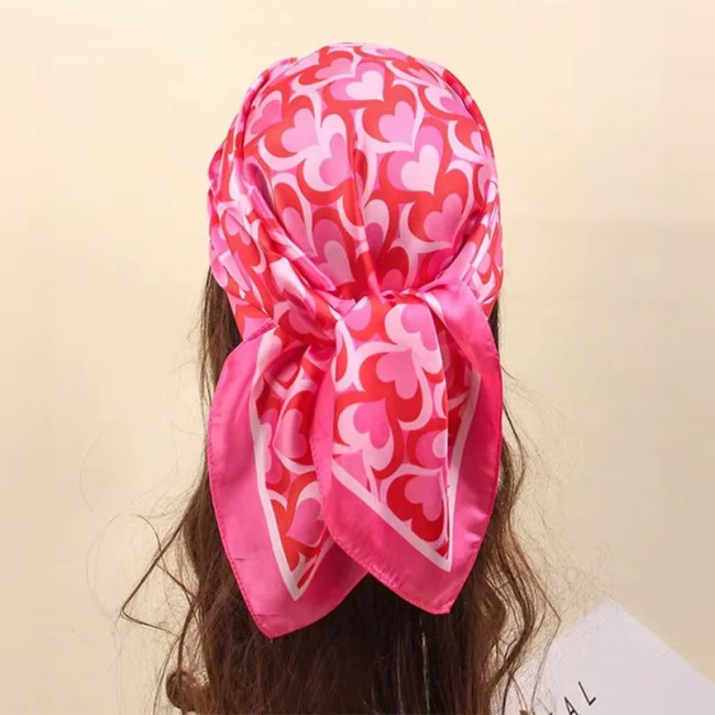 Foulard femme rose à cœurs – Accessoire mode léger et pétillant