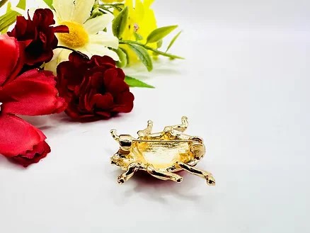 Broche fantaisie en forme de coccinelle - détail-doré et pois-noirs