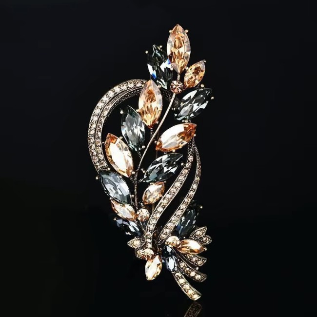 grande broche cristal ambre et gris fumé sur fond noir