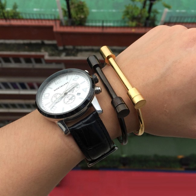 Bracelets à vis en acier inoxydable or et noir portés avec une montre – look moderne et mixte