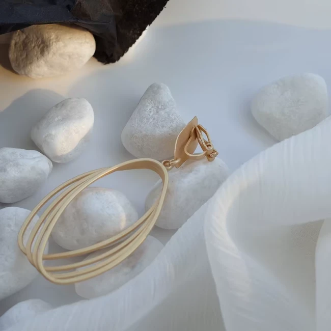 Bijou clip doré ovale – gros plan
