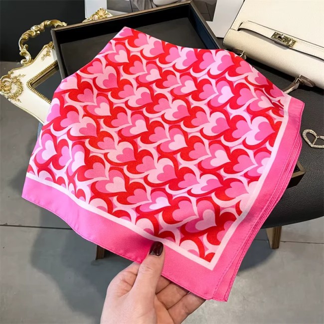 Carré rose à imprimé cœurs – Foulard satiné doux et lumineux
