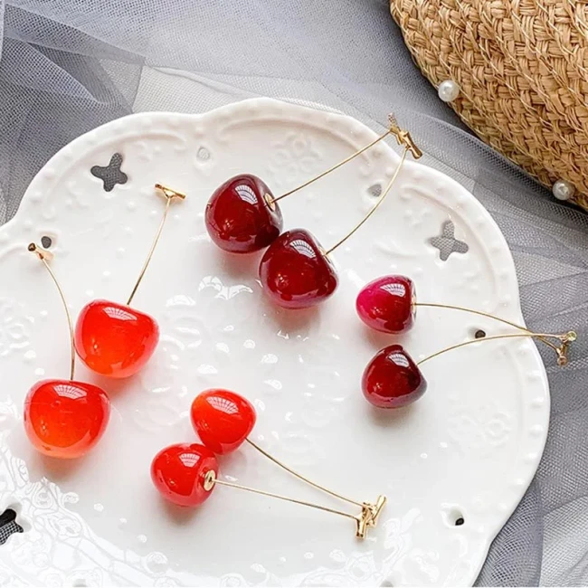 Boucles d'oreilles pendantes cerise résine acrylique — 2 tailles et 2 coloris rouge clair et rouge foncé