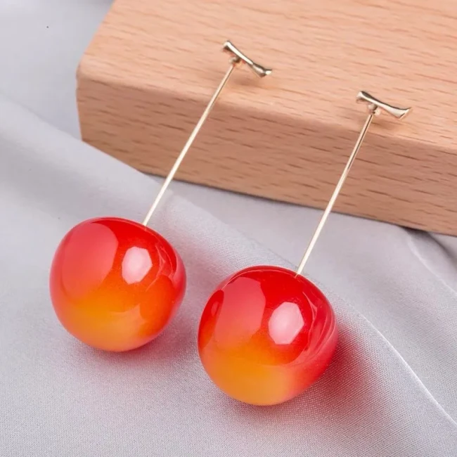 Boucles-d_oreilles-longues-pendantes-cerise-rouge-clair-portées-—-résine-acrylique
