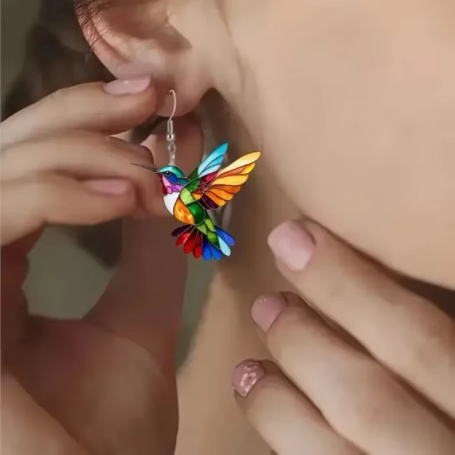 Boucles d’oreilles colibri coloré portées rendu taille et effet
