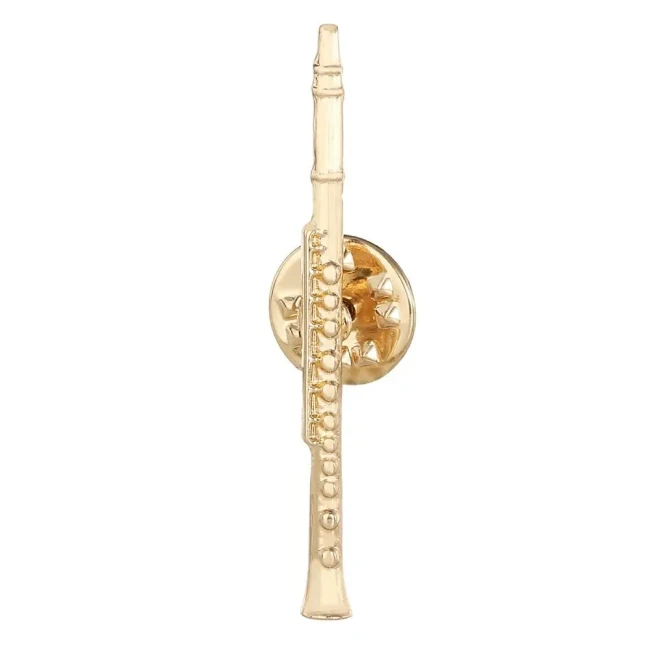 Broche pin's dorée en forme de flûte traversière, longueur 43 mm
