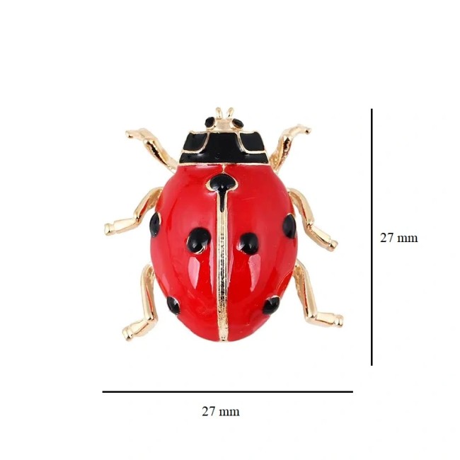 Détail-de-la-broche-coccinelle-à-pois-noirs-–-finition-dorée-et-émail-brillant