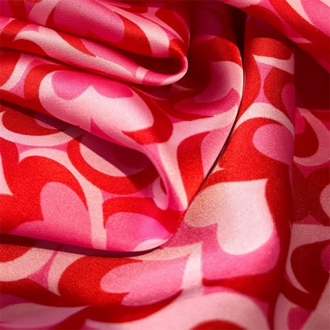 Foulard carré rose à motifs cœurs – 70 x 70 cm
