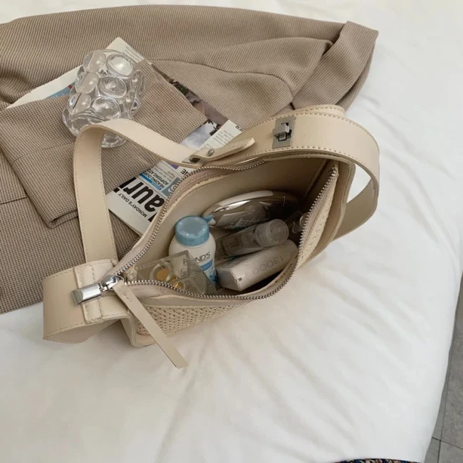 Intérieur du sac en paille tissée beige avec fermeture zippée