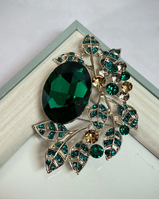 détail broche élégante feuille argentée