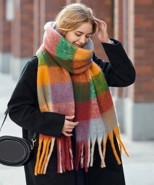 Écharpe longue et moelleuse à carreaux colorés bleu, vert et jaune – Zanie