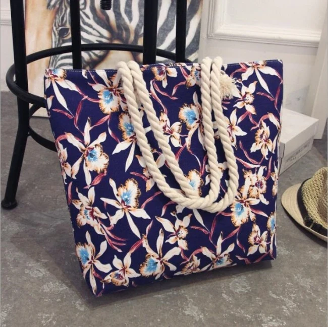 Détail imprimé floral bleu marine du tote bag – fleurs blanches sur fond sombre