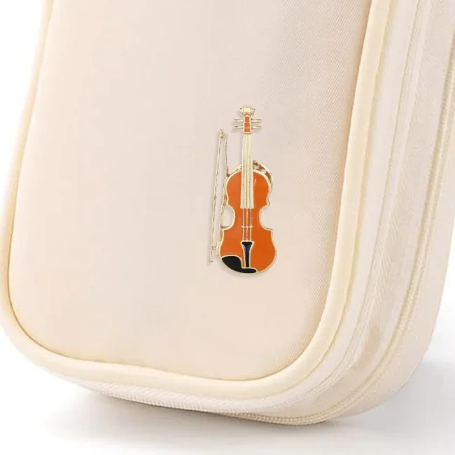 Broche pin's violon en émail orange avec archet, longueur 43 mm