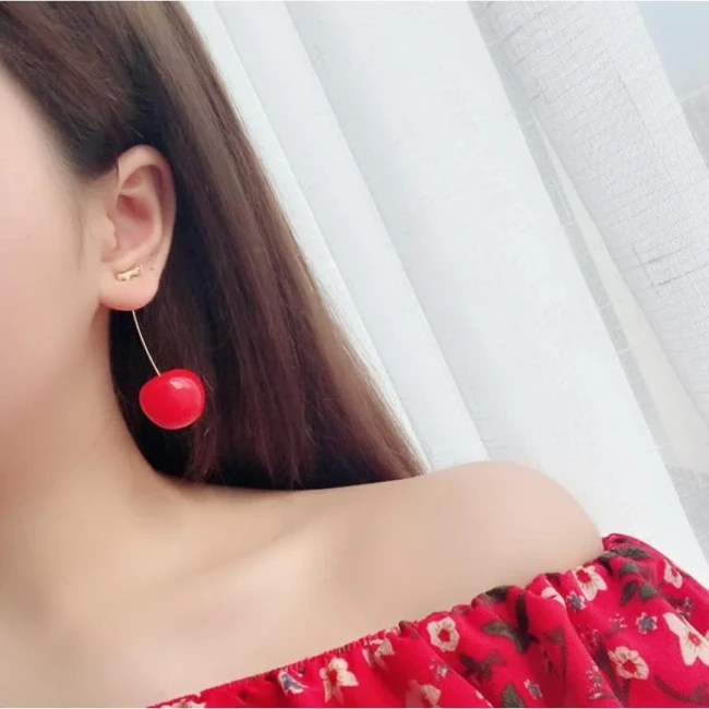 Boucles d'oreilles cerise rouge clair portées — bijou fantaisie femme