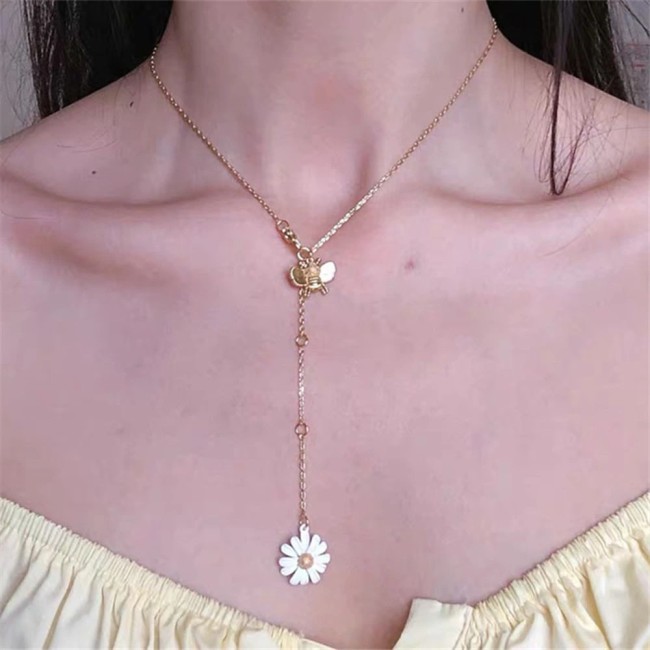 Collier doré avec pendentif marguerite émaillée blanche et abeille dorée