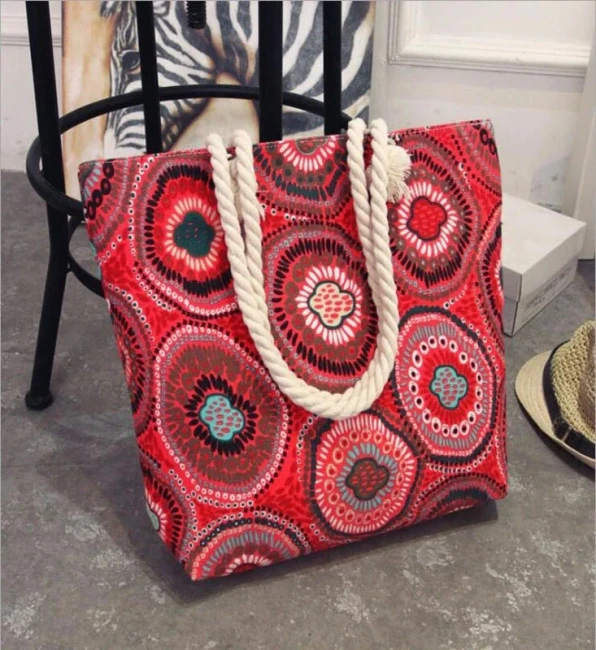Détail imprimé graphique rouge du tote bag cabas femme – motifs circulaires