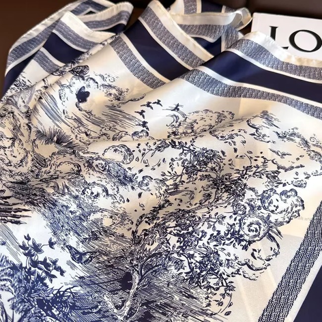 Foulard bleu marine et blanc en tissu satiné doux et élégant