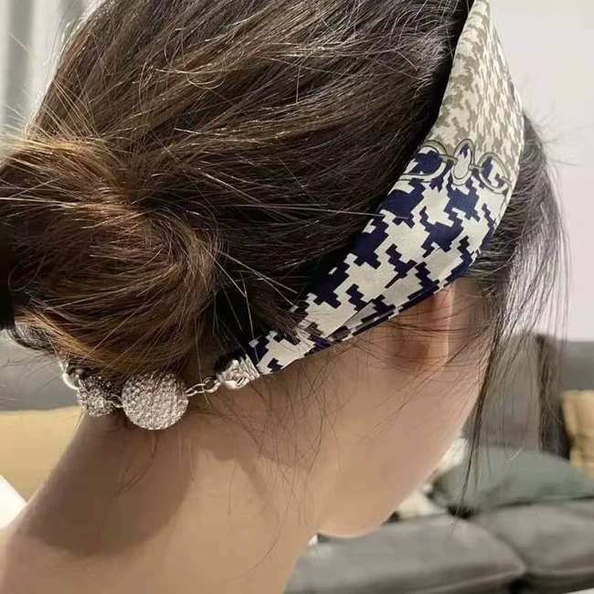 Foulard bijou Van Gogh porté en bandeau – Fermoir magnétique à la nuque