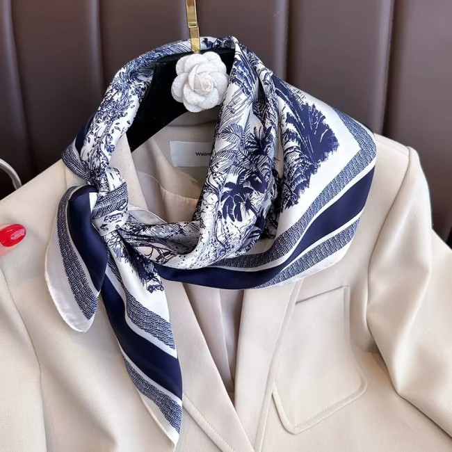 Carré satiné bleu marine – Foulard chic et lumineux 70x70 cm