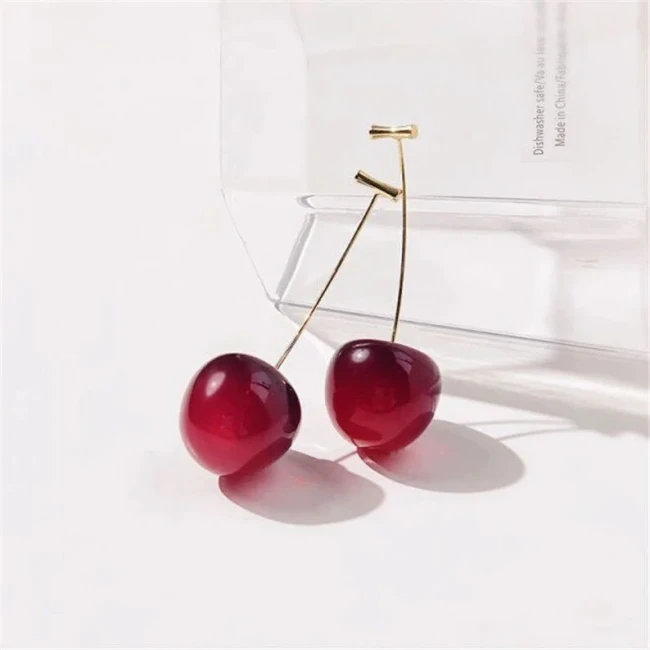 Boucles d'oreilles pendantes cerise rouge foncé résine acrylique — vue de face