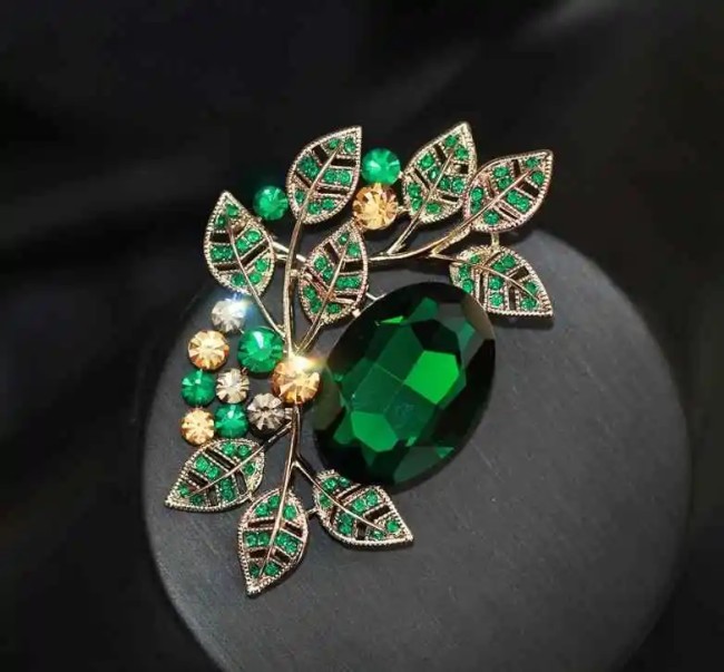bijou fantaisie feuille avec grand cristal vert