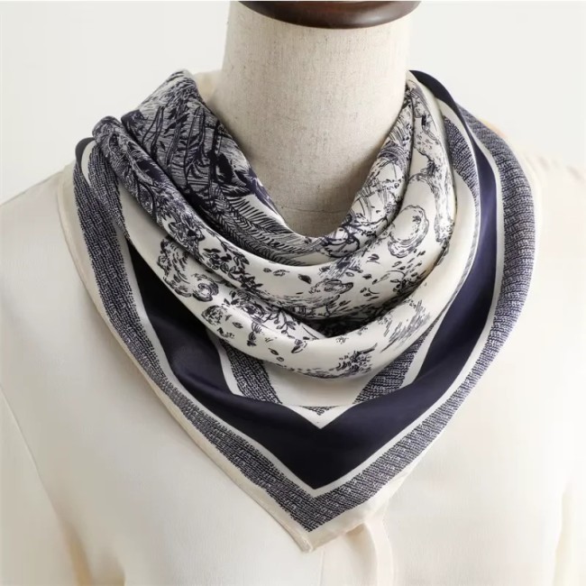 Foulard femme bleu marine et blanc – Éclat satiné et douceur