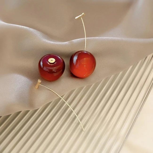 Boucles d'oreilles cerise rouge foncé résine acrylique — tige amovible