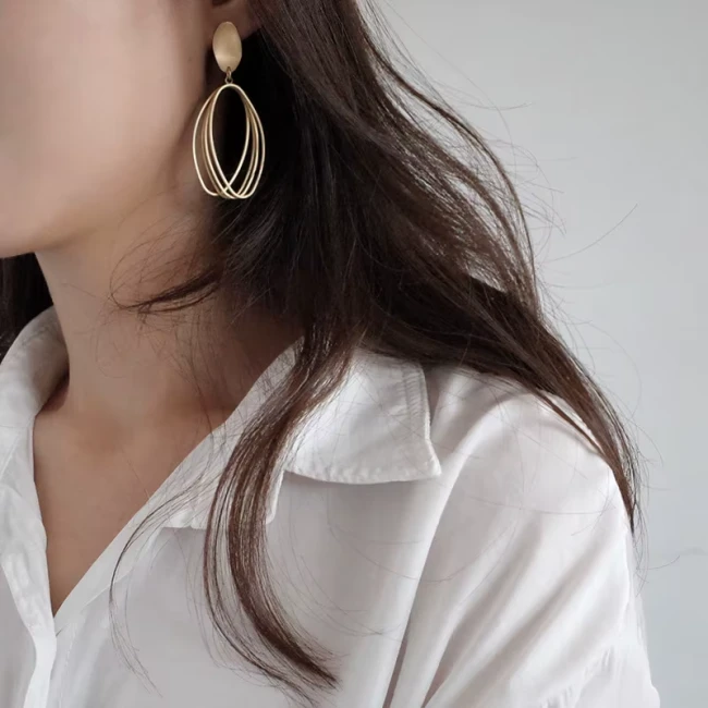 Boucles d'oreilles clips métal doré – vue de profil