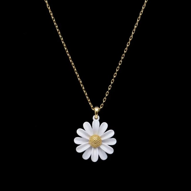 Collier doré avec pendentif marguerite blanche et breloque abeille
