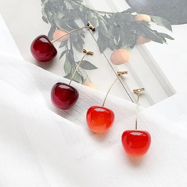 Boucles d'oreilles pendantes cerise résine acrylique — coloris rouge clair et rouge foncé
