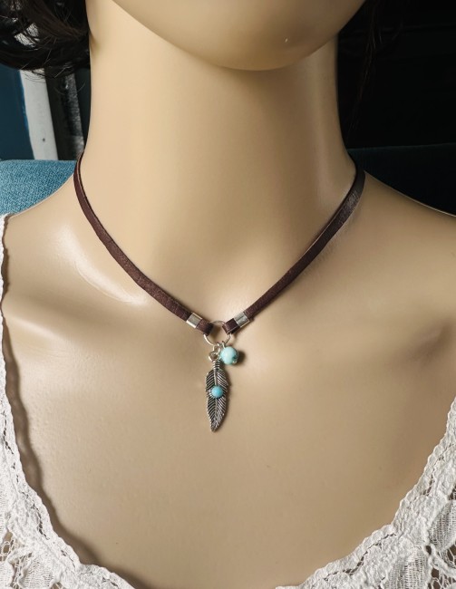 collier en cuir marron avec pendentif plume fantaisie et perle en...