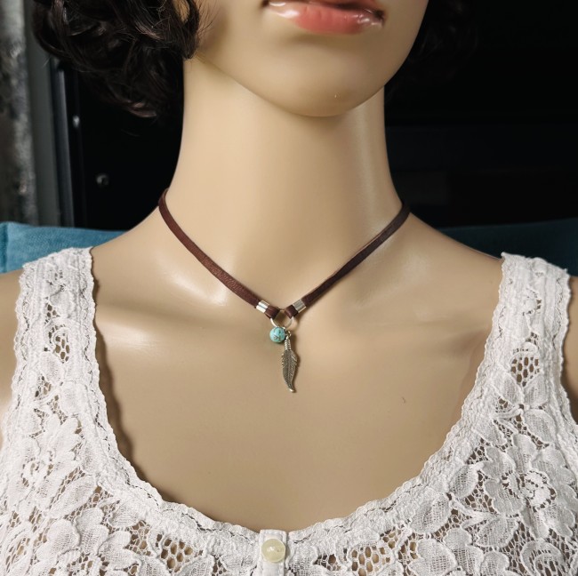 collier en cuir marron avec pendentif plume et perle en turquoise