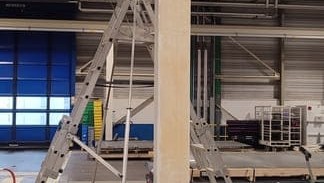 Peinture anti-corrosion sur poteau de structure métallique de chemin de roulement 49