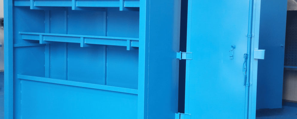 Peinture industrielle sur conteneur d'outillage volumineux réalisé en intérieur, dans un environnement industriel.