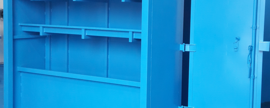 Peinture industrielle sur conteneur d'outillage volumineux réalisé en intérieur, dans un environnement industriel.