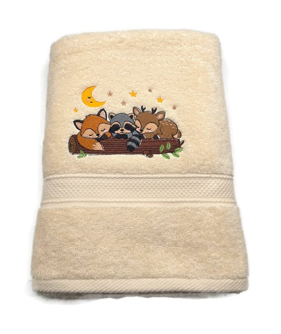 Serviette brodée personnalisée avec prénom et motif animaux de la forêt