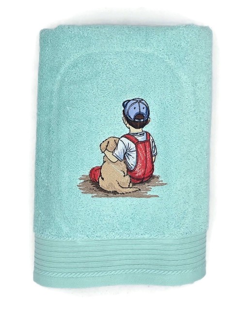 Serviette brodée personnalisée avec prénom et motif garçon et son fidèle compagnon le chien