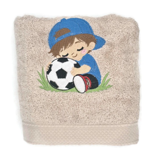 Serviette brodée personnalisée avec prénom et motif petit garçon et ballon de foot