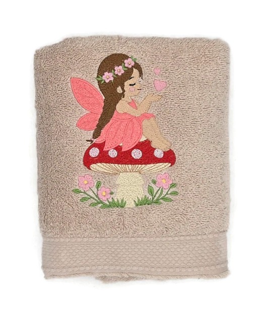 Serviette brodée personnalisée avec prénom et motif fille assise sur un champignon