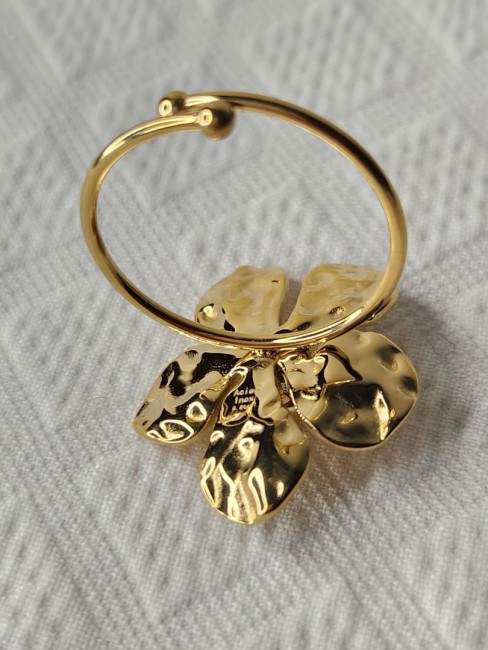 bague fleur dessous