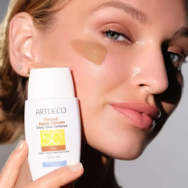 Tinted Aqua Serum Daily Skin Defense SPF50+ - Artdeco-capbeautevalerie2