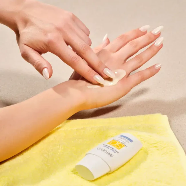 Aqua Serum Daily Skin Defense SPF50+ - Fluide solaire ultra-léger avec SPF50+ et effet nourrissant - Artdeco-capbeaute2