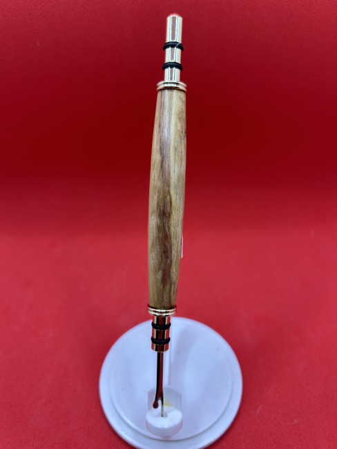 Découd-vite en bois de mirabellier – gros plan sur la texture naturelle du bois