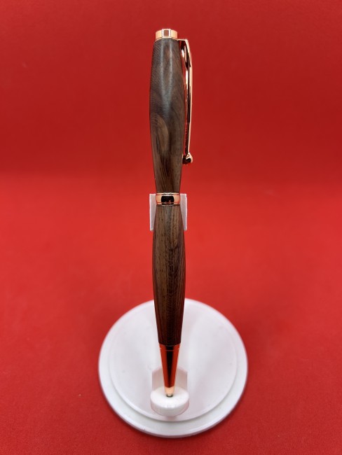 Gros plan du stylo en bois de Nara mauve – finition cuivrée