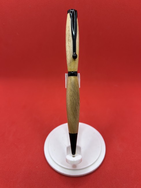 Stylo à bille en bois de châtaignier artisanal présenté sur fond clair