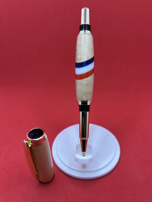 Roller artisanal en bois d’aubépine centenaire présenté comme stylo de prestige