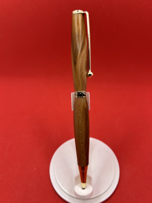 Détail du veinage du bois de mirabellier sur un stylo à bille artisanal