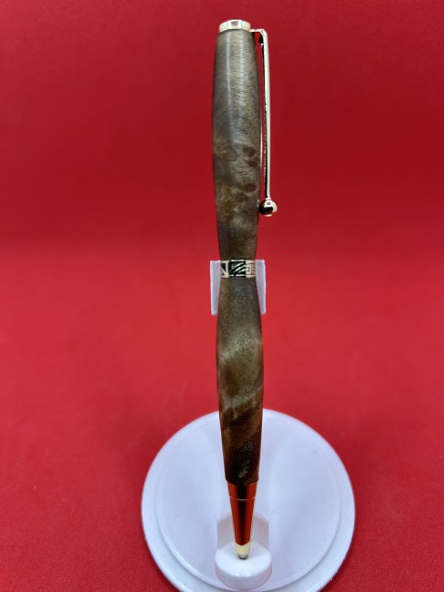 Profil du stylo à bille en bois de loupe de noyer fait main, mécanisme quart tournant visible