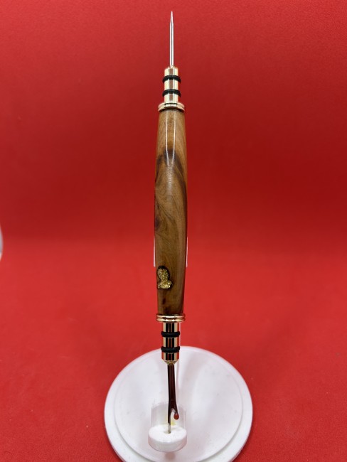 Pointe du découd-vite pour découdre les coutures Pointe métallique d’un découd-vite pour retirer les coutures